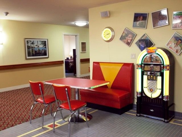 Retro-style dining room at Briarcliffe Gardens